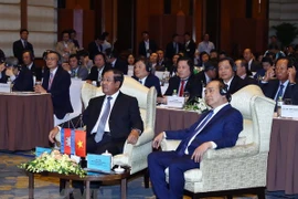 Premieres de Vietnam y Camboya asisten a foro empresarial binacional en Hanoi