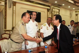 Dirigente de Ciudad Ho Chi Minh recibe a agregados militares extranjeros en Vietnam