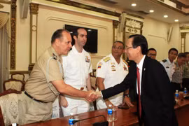 Dirigente de Ciudad Ho Chi Minh recibe a agregados militares extranjeros en Vietnam