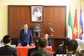 Vicepremier permanente de Vietnam dialoga con connacionales en Italia