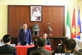Vicepremier permanente de Vietnam dialoga con connacionales en Italia