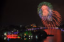 Vietnamitas dan bienvenida al Año Nuevo Lunar 2018