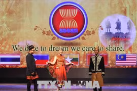 Celebran en Hanoi desfile de trajes e intercambio artístico por aniversario 51 de fundación de ASEAN