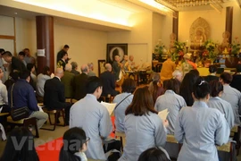 Fieles budistas vietnamitas celebran en Seúl gran misa por la paz nacional
