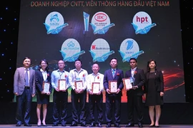 Honran a empresas destacadas de Vietnam en información y comunicación