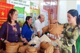 Vietnam y Laos abren zona de exposición de productos de provincias fronterizas