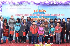 Provincia de Ha Giang da bienvenida a primer turista foráneo en 2018