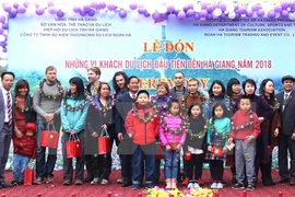 Provincia de Ha Giang da bienvenida a primer turista foráneo en 2018