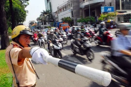 Ciudad Ho Chi Minh veda circulación en calle Nguyen Hue en Día de la Reunificación