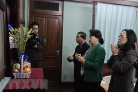 Titular del Parlamento vietnamita rinde homenaje al Presidente Ho Chi Minh