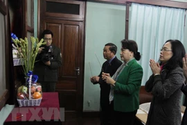 Titular del Parlamento vietnamita rinde homenaje al Presidente Ho Chi Minh