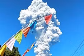 Volcán Merapi arroja enorme columna de ceniza en Indonesia