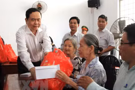 Presidente de Frente de la Patria de Vietnam entregan obsequios a familias pobres en ocasión del Tet
