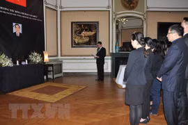 Continúan actividades de homenaje al expremier Phan Van Khai en el exterior 