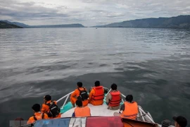 Indonesia aplica tecnología avanzada para buscar víctimas de naufragio en lago Toba 
