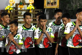 Tailandia concede nacionalidad a entrenador y tres niños rescatados de cueva
