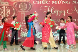 Vietnamitas en Hong Kong saludan mayor fiesta tradicional