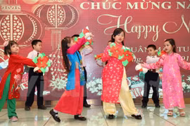 Vietnamitas en Hong Kong saludan mayor fiesta tradicional