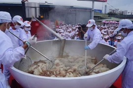 Grupo vietnamita VIFON obtiene récord Guinness por el mayor tazón de fideos de arroz