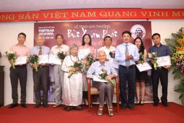 Entregan premios del concurso "Por el amor a Hanoi" 