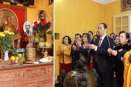 Dirigente del Estado de Vietnam ofrece incienso al presidente Ho Chi Minh
