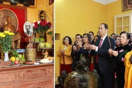 Dirigente del Estado de Vietnam ofrece incienso al presidente Ho Chi Minh