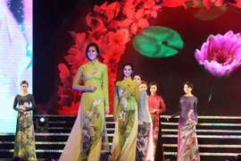 Desfile de Ao Dai en Festival de Cannes en Francia