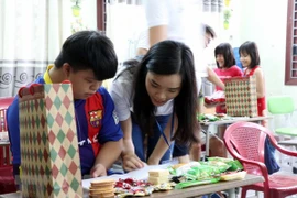 Continúan jóvenes vietnamitas residentes en exterior su recorrido en tierra natal