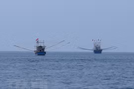 Rescatan a pescadores vietnamitas accidentados en el mar