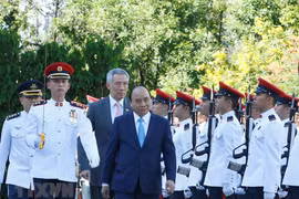 Premier singapurense recibe al homologo vietnamita