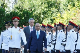 Premier singapurense recibe al homologo vietnamita