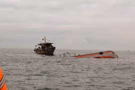 Rescatan a pescadores vietnamitas accidentados en el mar