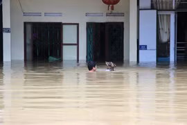 Premier de Vietnam insta a redoblar esfuerzos para mitigar efectos de inundaciones 