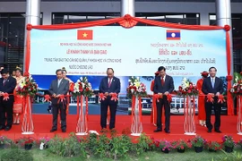 Premier vietnamita inaugura Centro de formación de recursos humanos científicos y tecnológicos de Laos