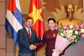 Presidenta parlamentaria de Vietnam honrada con la Orden de Solidaridad de Cuba