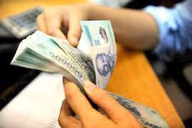 Incrementan salario básico de empleados públicos y oficiales de Vietnam 