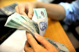 Incrementan salario básico de empleados públicos y oficiales de Vietnam 