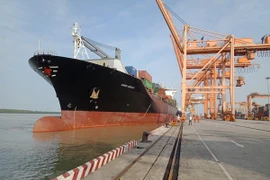 Gigantesco buque portacontenedores de Singapur arriba al puerto de Hai Phong	