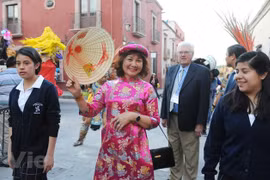 Vietnam presenta su traje tradicional durante evento cultural en México 