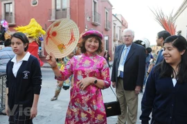 Vietnam presenta su traje tradicional durante evento cultural en México 