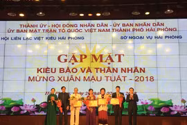 Encuentro en Hai Phong con vietnamitas residentes en ultramar con motivo del Tet