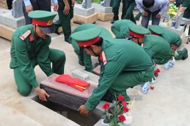 Efectúan ceremonia de enterramiento de restos de militares voluntarios vietnamitas caídos en Camboya