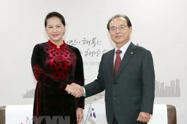 La presidenta de la Asamblea Nacional vietnamita, Nguyen Thi Kim Ngan, y el alcalde de la ciudad surcoreana de Busan, Oh Keo-don