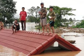 Firma vietnamita trata de sacar a trabajadores del área afectada por el colapso de presa en Laos