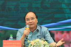 Premier de Vietnam responde a preguntas de agricultores 