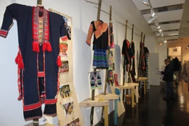 Presentan en Francia trajes tradicionales de étnias de Vietnam