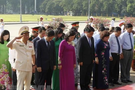 Dirigentes de Hanoi rinden tributo al presidente Ho Chi Minh por 128 aniversario de su natalicio 