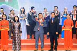Distinguen a 10 jóvenes vietnamitas más destacados en 2017