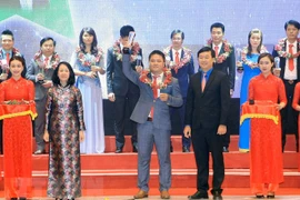 Distinguen a 10 jóvenes vietnamitas más destacados en 2017