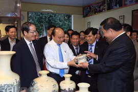 Premier de Vietnam insta a preservar valores de cerámica Chu Dau 